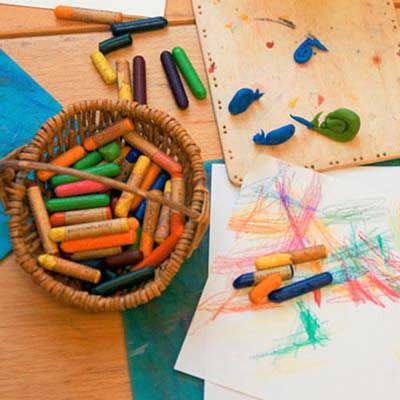 Körbchen mit Wachsmalstiften und Bild