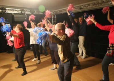 Tanzgruppe auf Bühne