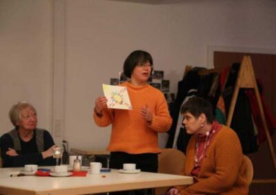 drei Menschen am Kaffeetisch