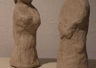 zwei menschliche Skulpturen