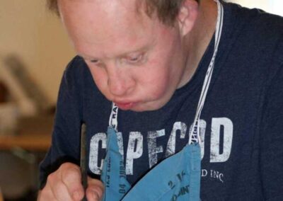 Schüler malt ein Aquarell