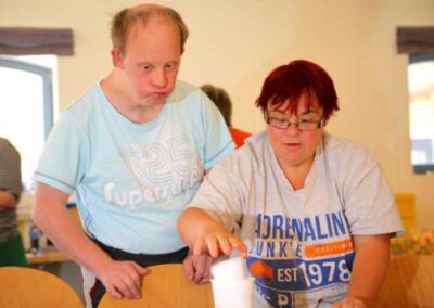 Zwei Schüler im Kunstunterricht