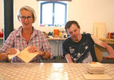 Frau und Schüler im Kunstunterricht