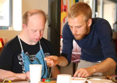 Zwei Personen im Kunstunterricht