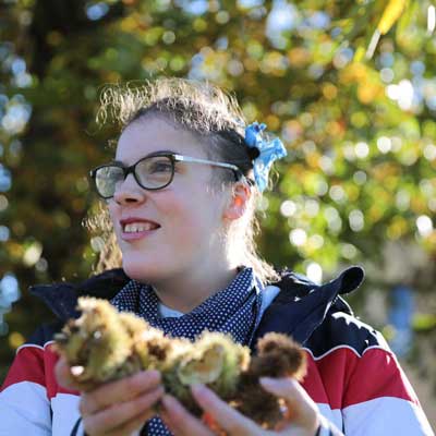 Mädchen mit Kastanien in der Hand