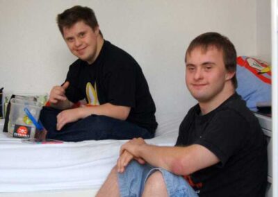 Männer sitzen im Schlafraum