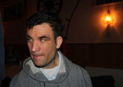 junger Mann im Dunklen