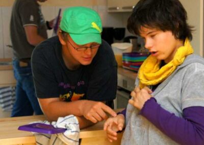 Menschen bei Kuechenarbeit