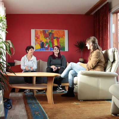 Menschen im Wohnzimmer