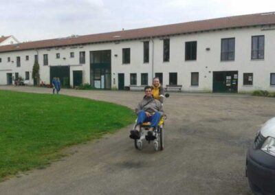 Menschen vor Wohnhaus