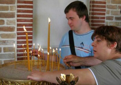 Menschen vor vielen Kerzen