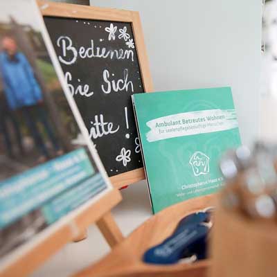 Tisch-mit-kleinen-Tafeln-und-Heftchen Tisch mit kleinen Tafeln und Heftchen