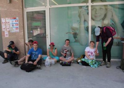 Wandergruppe sitzend bei einer Pause