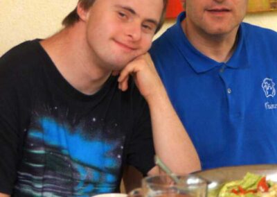 Zwei Personen sitzen am Esstisch