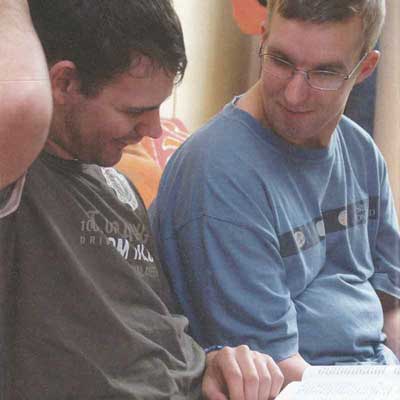 Zwei-junge-Maenner-im-Gesraech Zwei junge Maenner im Gesraech