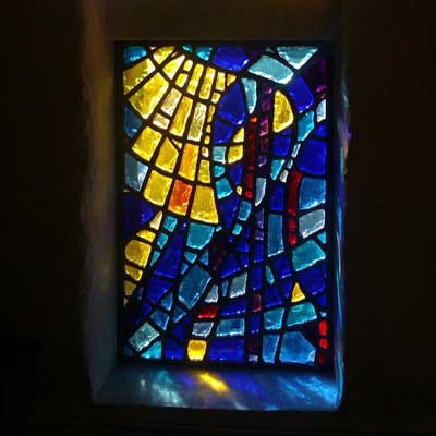 hinterleuchtetes Kirchenfenster