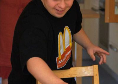 junger mann deckt Tisch