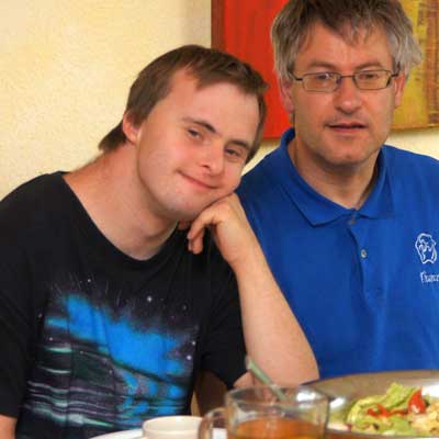 zwei Männer sizen am Esstisch