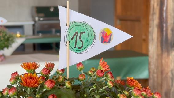 Blumen mit einer Fahne auf der 15 steht