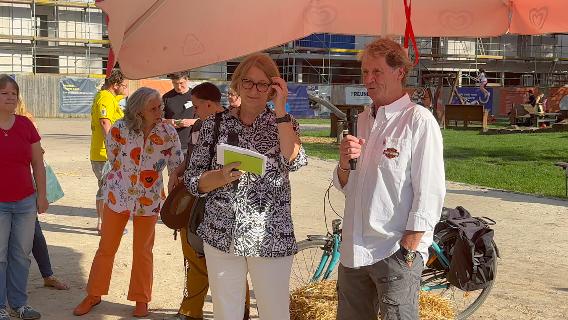 Margit und Herbert unter einem Sonnenschirm