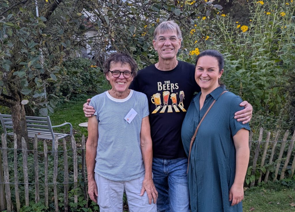 Foto mit drei Personen im Garten