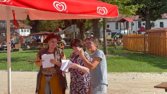 Foto von drei Menschen auf dem Bauernhof