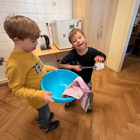 Zwei Kinder bei der Küchenarbeit