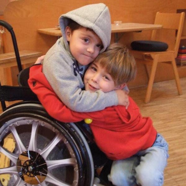 Kindergartenkinder die sich umarmen